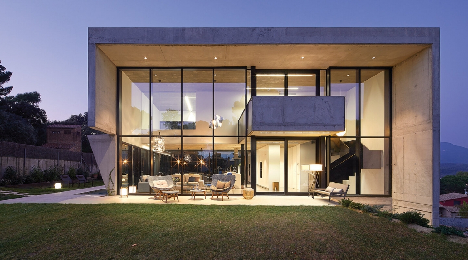 Modern concrete home with thermal curtain walls